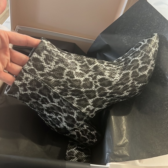 AGL, Marette Leopard Bootie - Picture 8 of 15